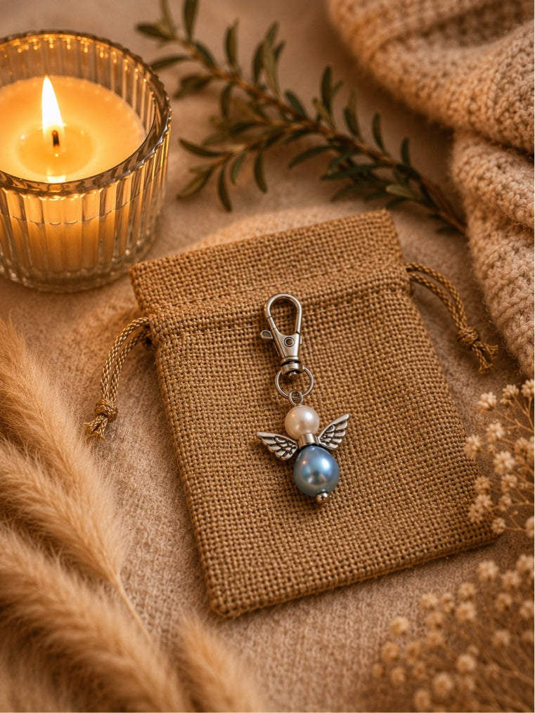 Schlüsselanhänger Schutzengelchen mit blauer Perle – Symbol für Ruhe & Schutz
